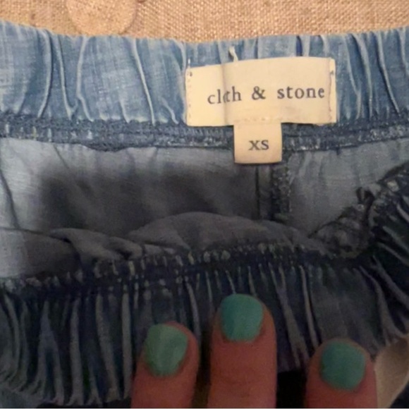 Woman’s shorts - Picture 2 of 3